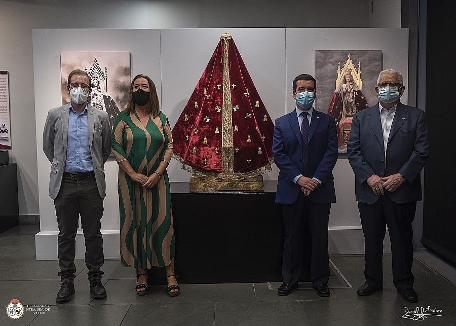 El Centro Cultural La Almona acoge hasta el 16 de octubre la exposición sobre los cien años del manto de castillos y leones de la Virgen de Valme