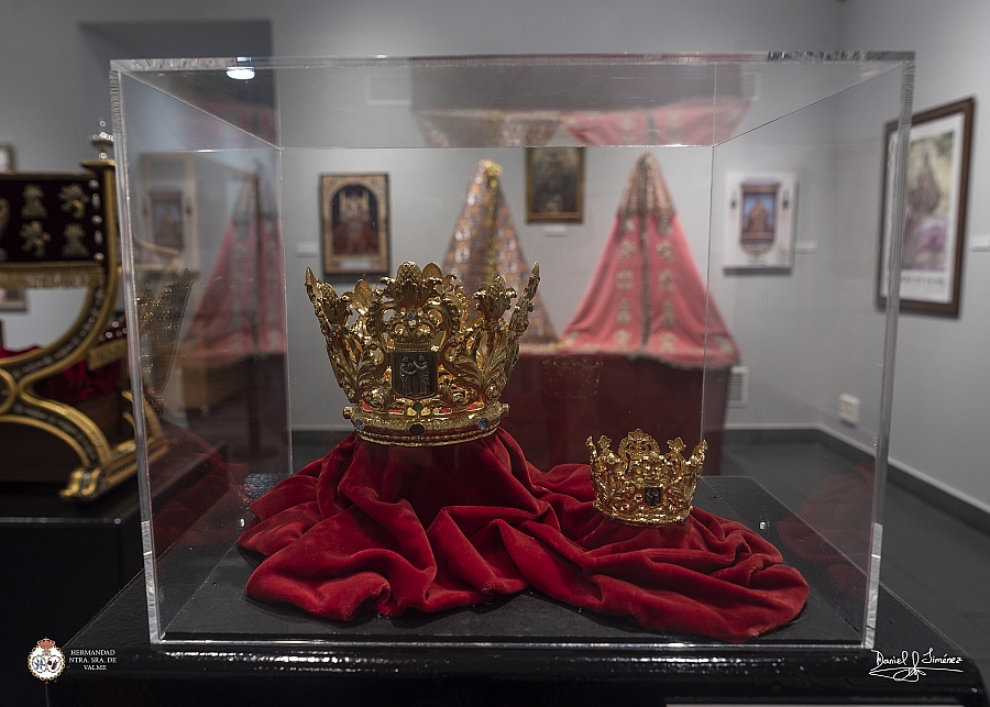 El Centro Cultural La Almona acoge hasta el 16 de octubre la exposición sobre los cien años del manto de castillos y leones de la Virgen de Valme